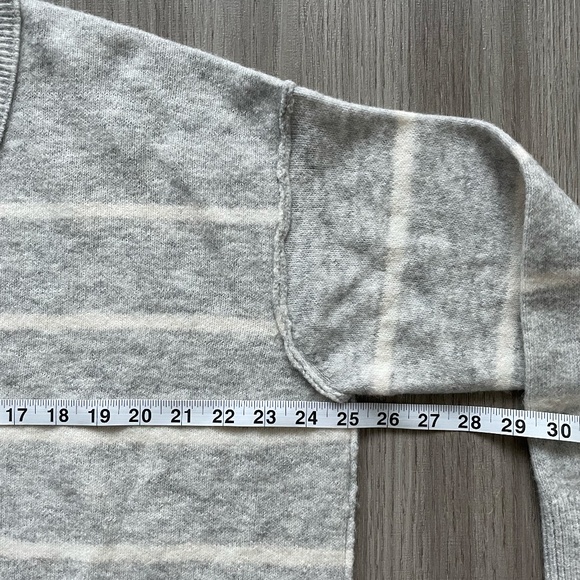 Moon & Madison Striped V-Neck Sweater Grey and White Small - Picture 5 of 9
